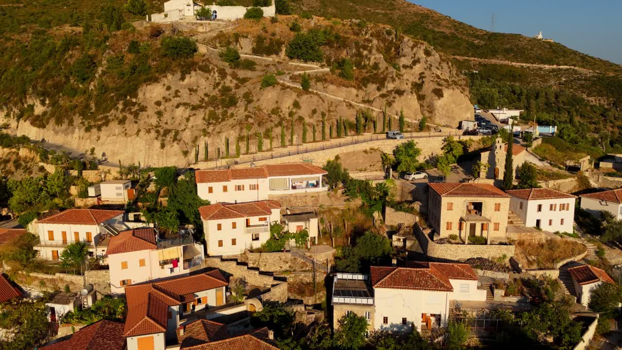 la pintoresca ciudad de dharmi, albania con techos de terracota y montañas, vista aérea