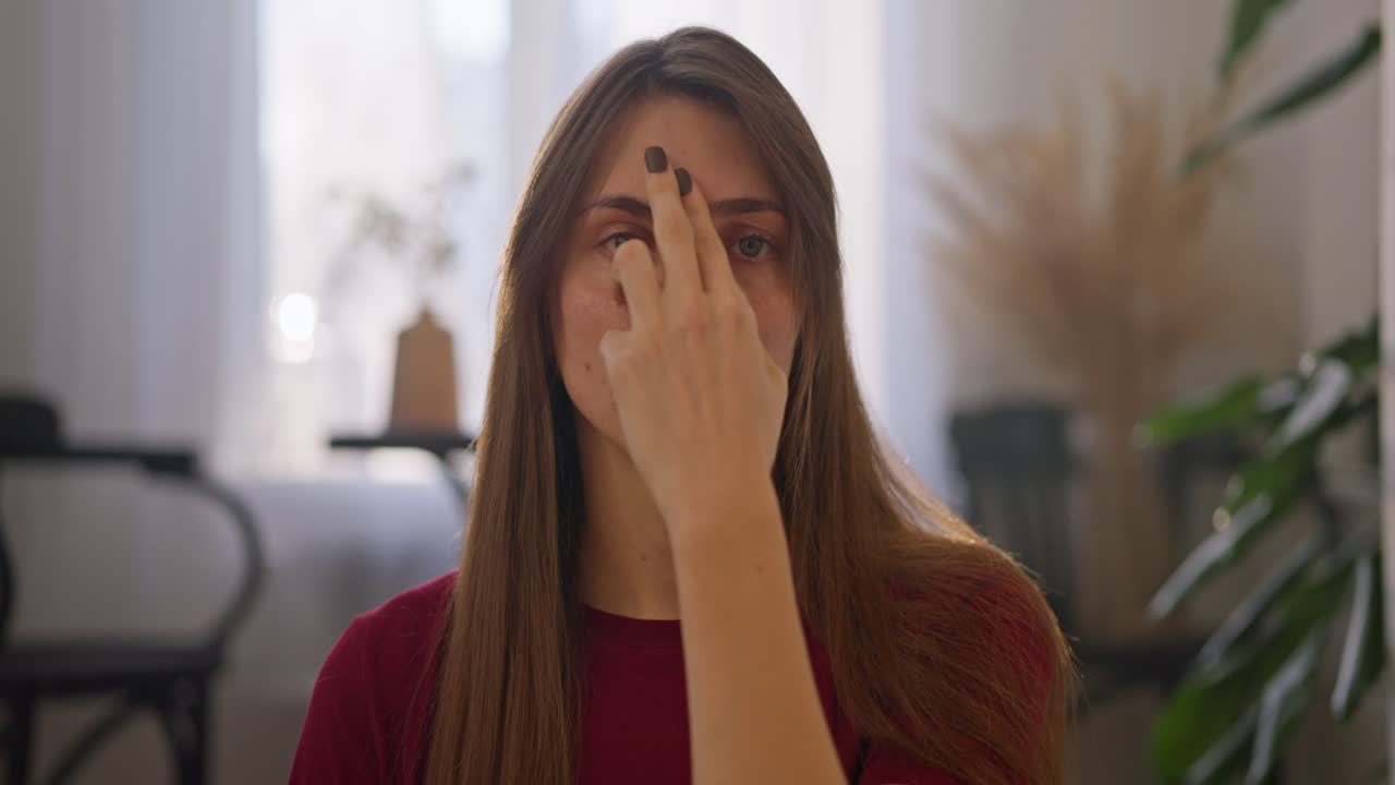 mujer realizando un ejercicio de yoga facial