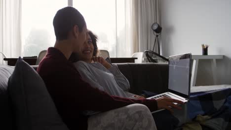 Lesbisches-Paar-Benutzt-Laptop-Im-Wohnzimmer