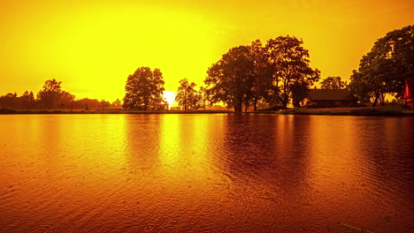 Día-Lluvioso-Con-Cielo-Colorido-Reflejado-Sobre-Un-Lago-Tranquilo-Desde-El-Anochecer-Hasta-El-Amanecer