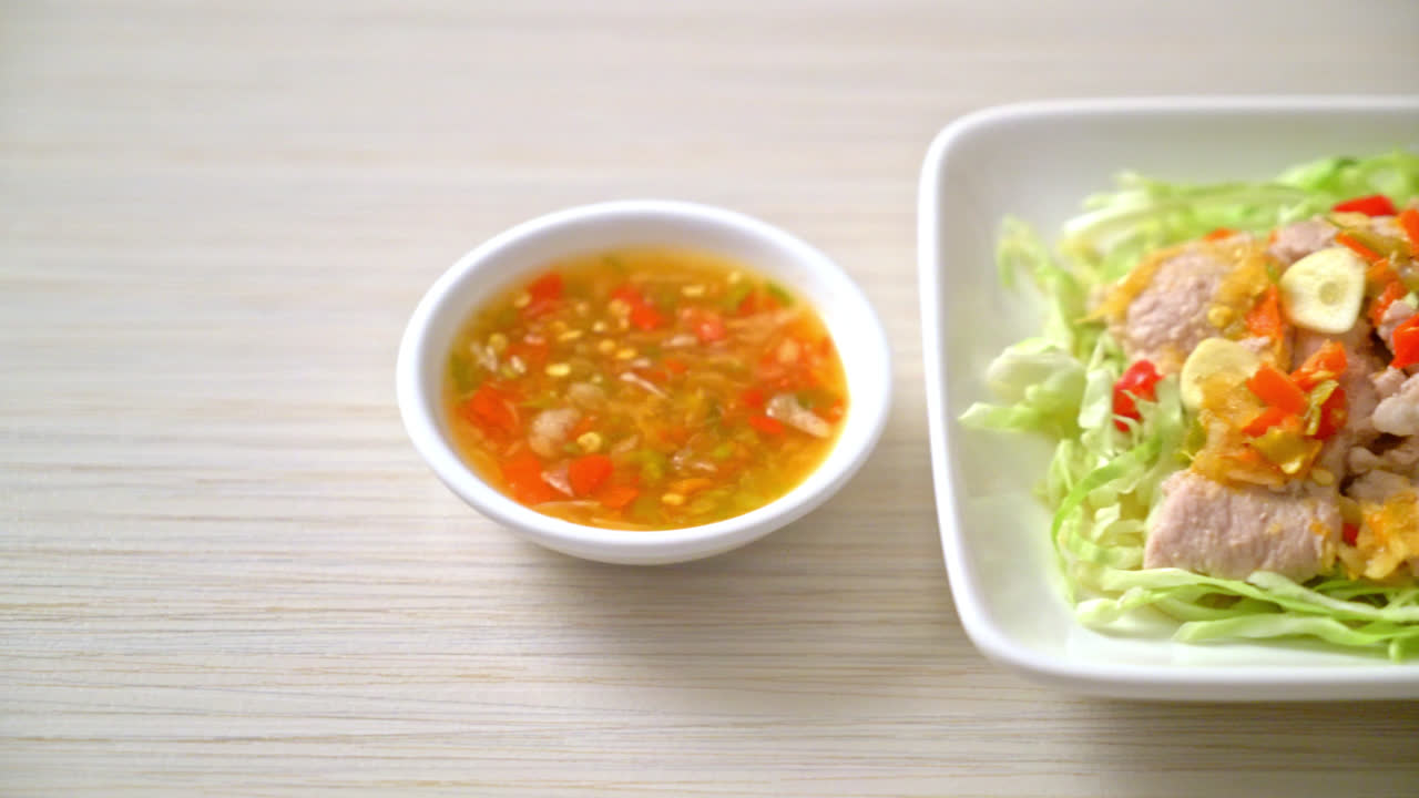 매운 돼지고기 샐러드 또는 라임 마늘과 칠리 소스를 곁들인 삶은 돼지고기