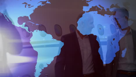 puntos de luz sobre el mapa del mundo contra dos hombres de negocios caucásicos hablando entre sí en la pista del aeropuerto