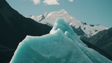 icebergs gigantes en el lago argentino en la provincia patagónica de santa cruz, argentina