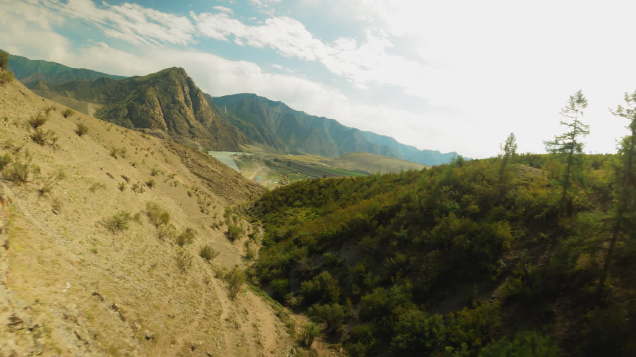 profundo barranco entre la montaña y el bosque drone fpv. majestuosas líneas huecas y senderos en las laderas de las colinas bajo un cielo nublado. pintoresca escena de las tierras altas