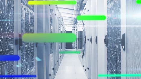 animación de rastros de luz de gradiente colorido y conexiones de microprocesador contra la sala del servidor