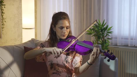 Mujer-Músico-Tocando-Violín-Sola-En-Casa.-Música-Y-Partituras.