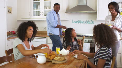 Familia-Con-Hijos-Adolescentes-Desayunando-En-La-Cocina