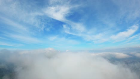 Drohnenflug-über-Und-Durch-Die-Wolken-In-Der-Nähe-Von-Zürich,-Der-Einen-Antennenmast-Und-Einen-Aussichtspunkt-Freigibt