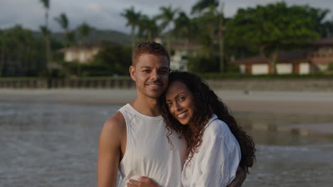 Pareja-Joven,-Posar,-En-La-Playa