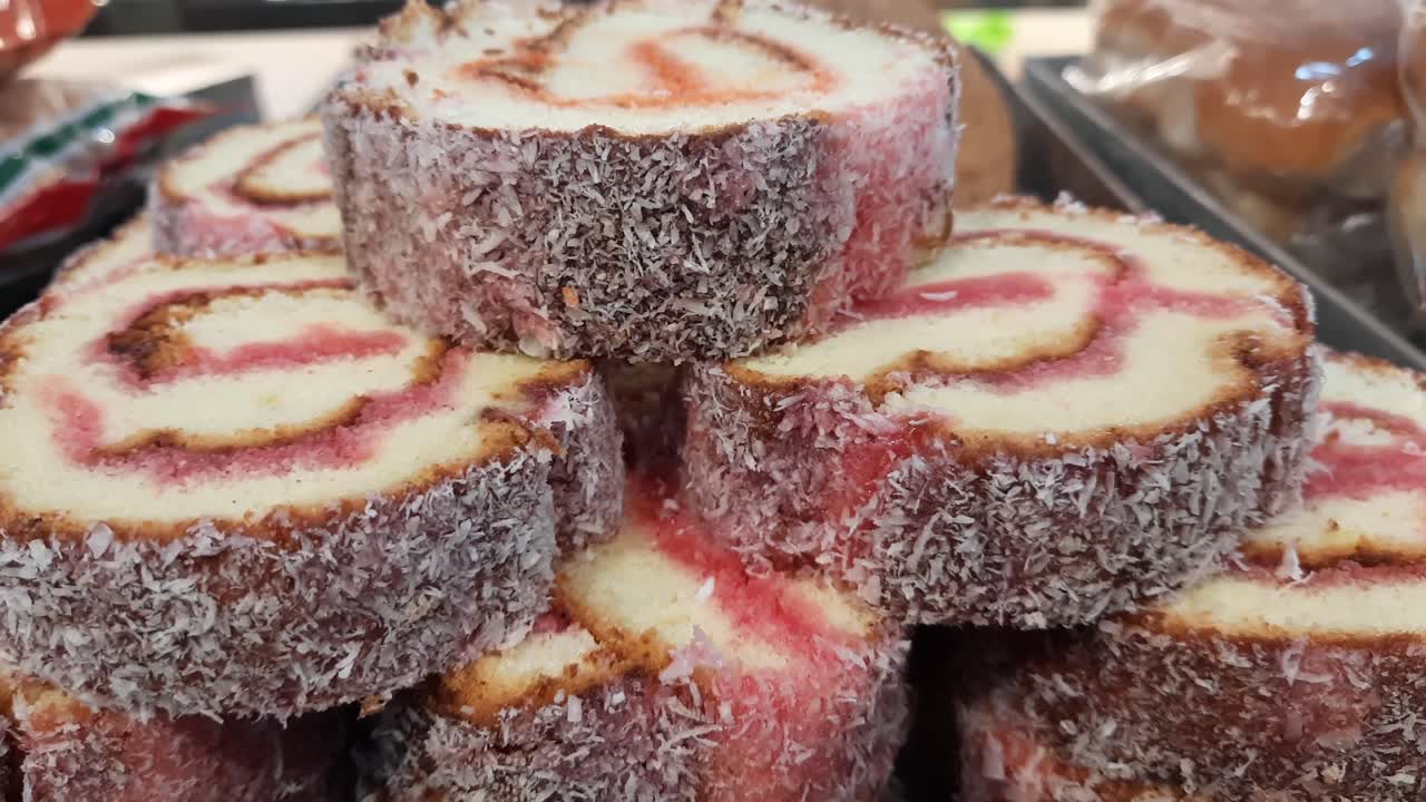 과일과 크림을 조각으로 자른 구운 비스킷 스위스 롤 디저트