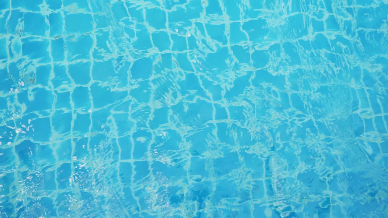 kaustik am schwimmbadboden, wellenwellen und strömungen im hintergrund