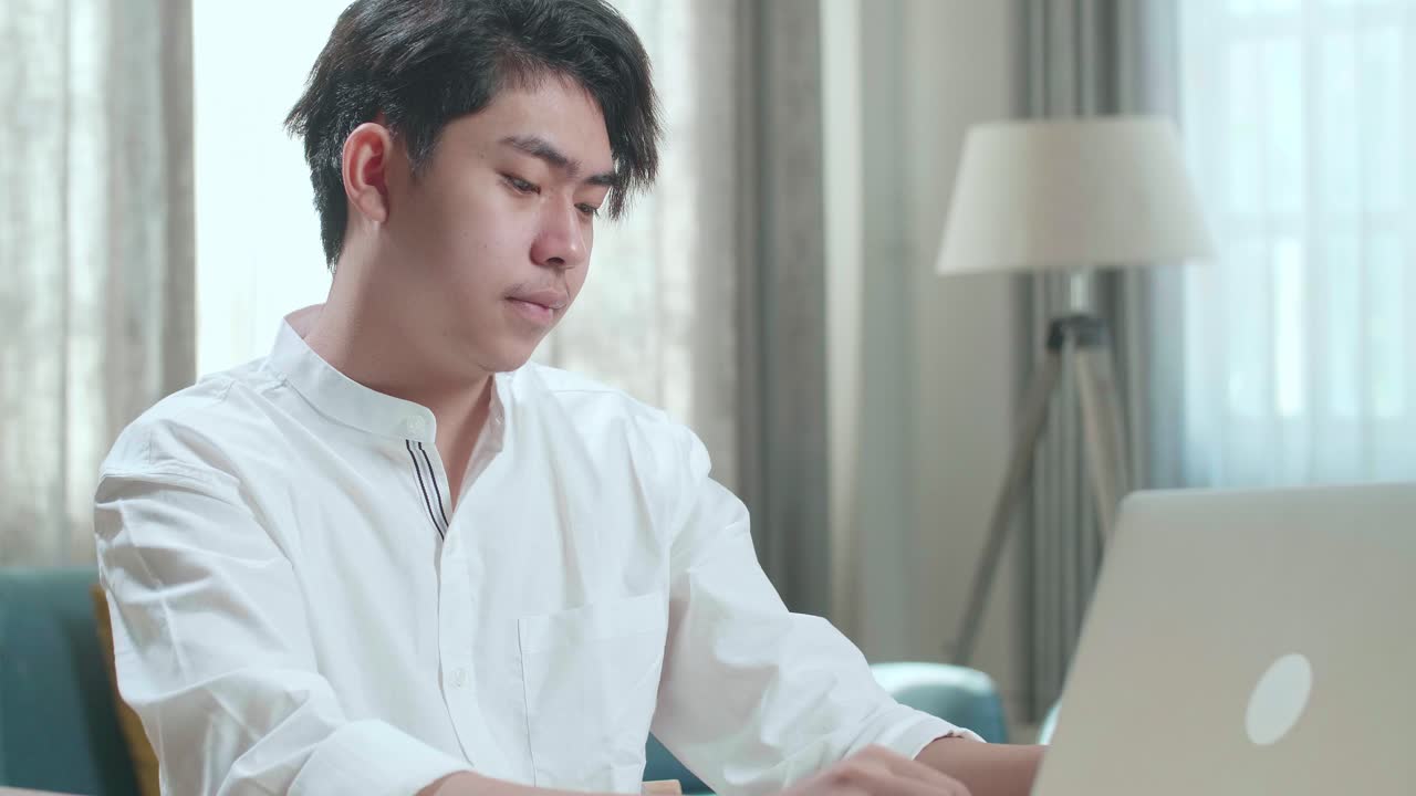 집에서 노트북으로 일하는 젊은 남자