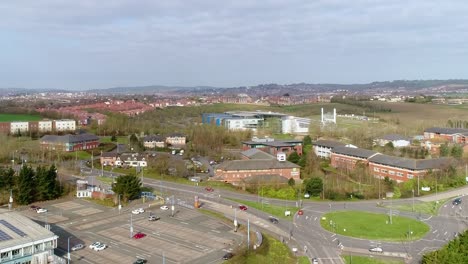 antena que se eleva hasta la vista de la ciudad de exeter, devon