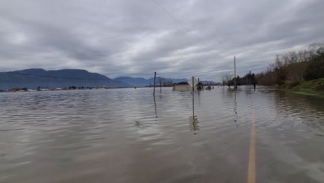 inundaciones históricas y desastrosas de la ciudad de abbotsford en la provincia de columbia británica en canadá en noviembre de 2021