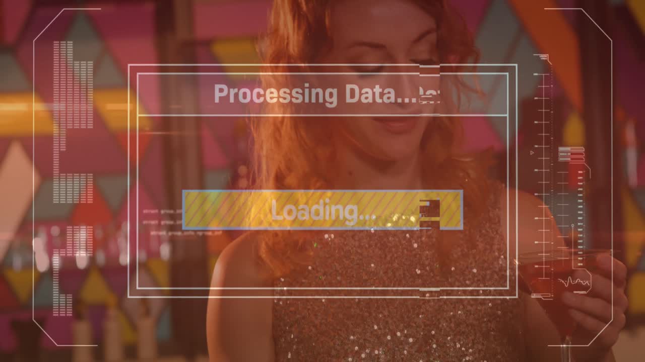 animación del procesamiento de datos en la pantalla sobre una mujer que usa un teléfono inteligente