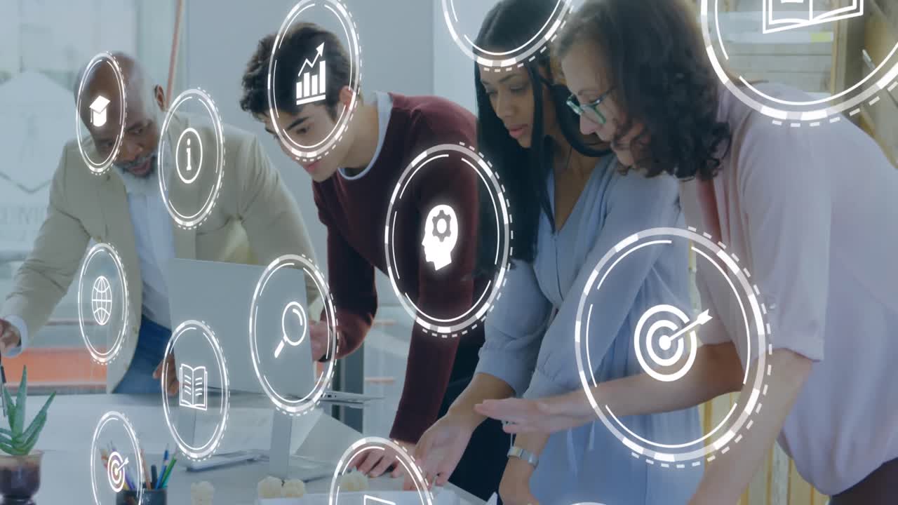 animación de iconos de negocios sobre diversas personas de negocios discutiendo el trabajo