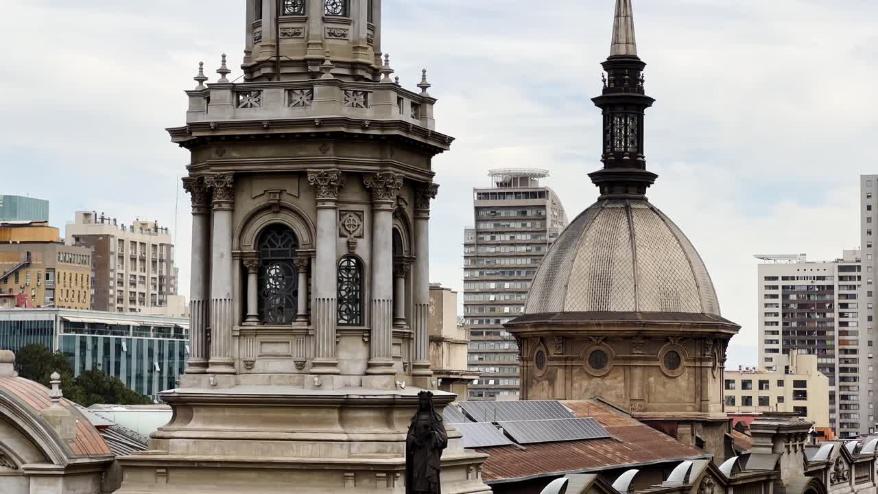 campanario y cúpula con la virgen de la asunción se inclinan hacia abajo de la catedral metropolitana de santiago de chile en un día nublado