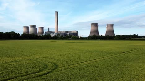 Fiddlers-Ferry-Power-Station-Vista-Aérea-Torres-De-Enfriamiento-A-Través-De-Tierras-Agrícolas-Que-Se-Elevan-De-Los-Cultivos