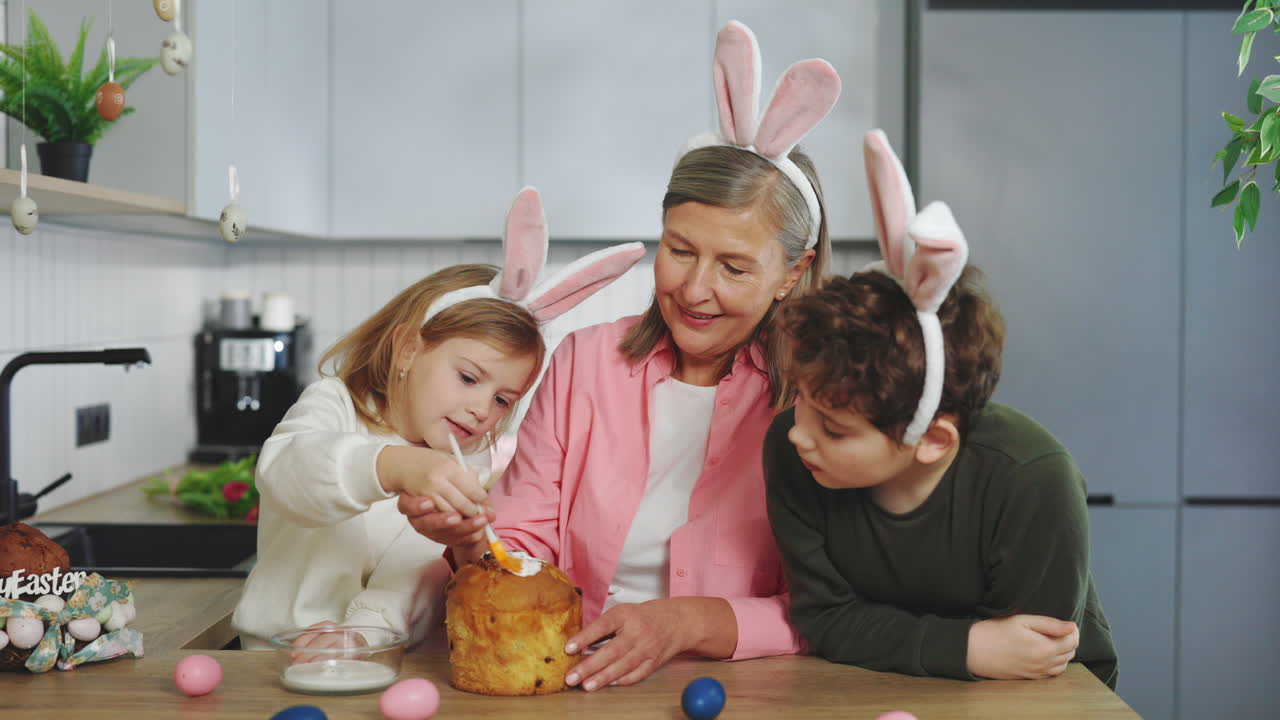 Nonni e nipoti che preparano il pane pasquale