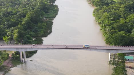 Alejar-La-Vista-Del-Puente-Gabkhan-Mientras-El-Tráfico-Fluye-Sobre-El-Río