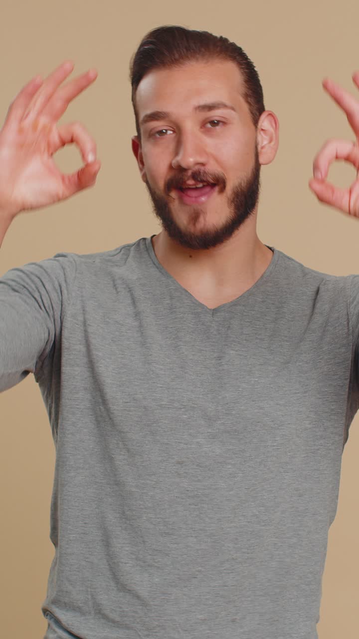 Uomo che guarda con approvazione mostrando ok approva il gesto di feedback come segno positivo qualcosa di buono