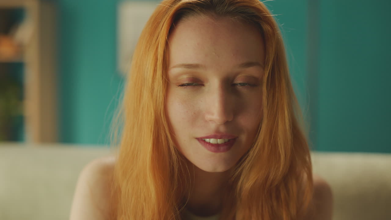 카메라 앞에서 웃는 여자