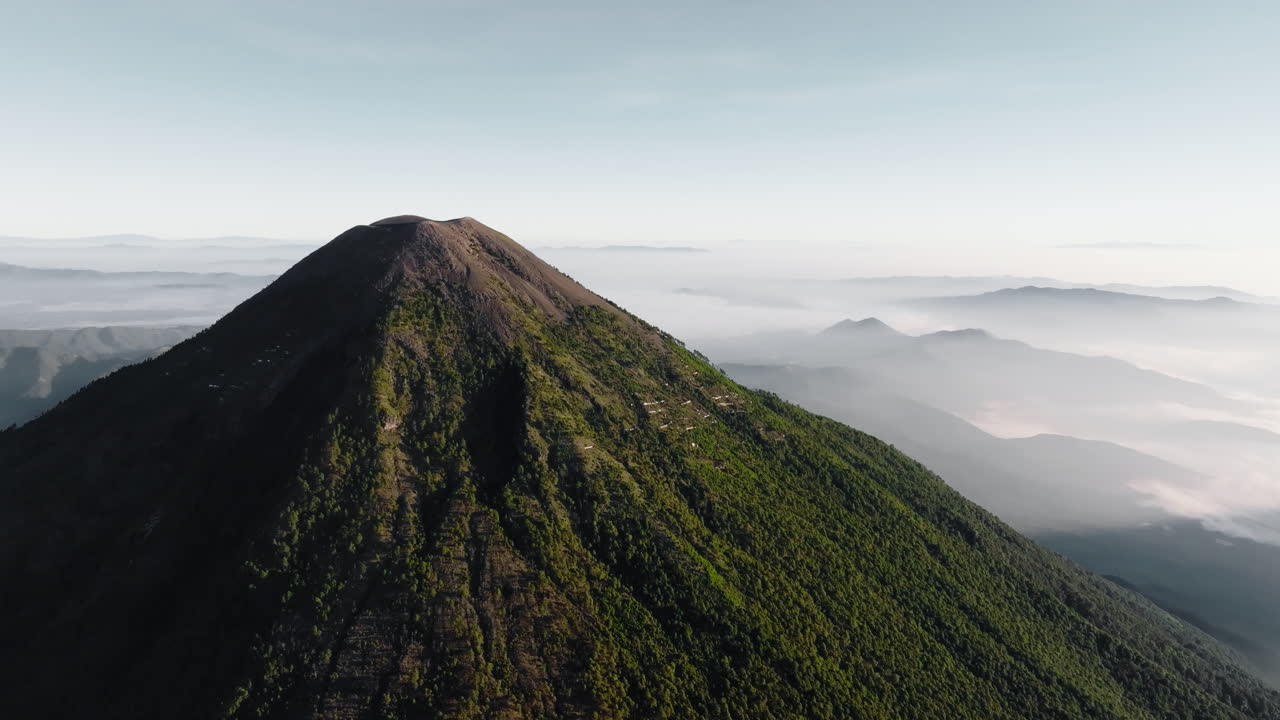 fotografía panorámica aérea del volcán inactivo de acatenango en guatemala durante el amanecer