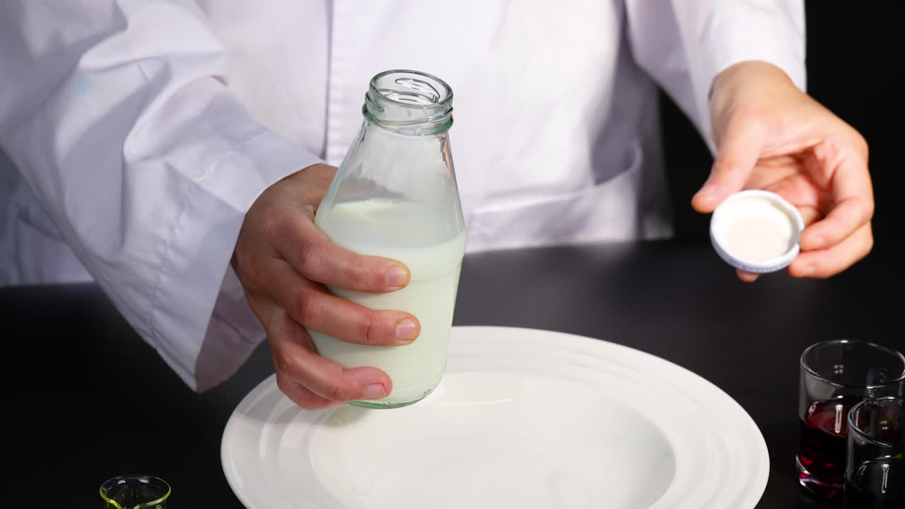 verter leche para una reacción química de colores