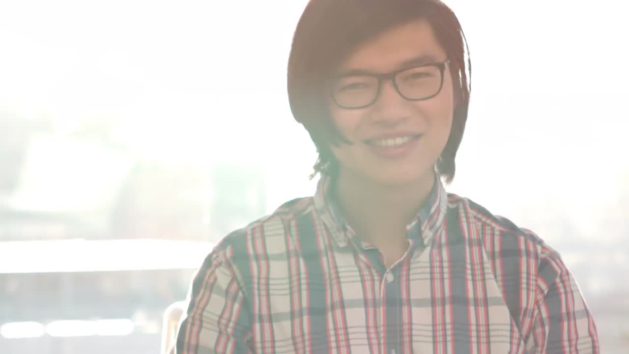 태블릿 pc를 사용하는 행복한  ⁇ 스터