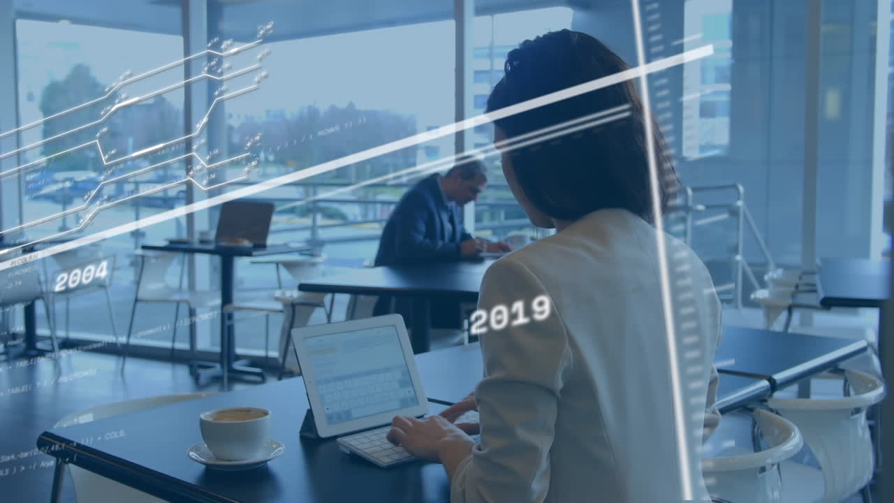 전화 헤드을 사용하는 비즈니스 사람들을 통해 연결 및 번호 네트워크의 애니메이션