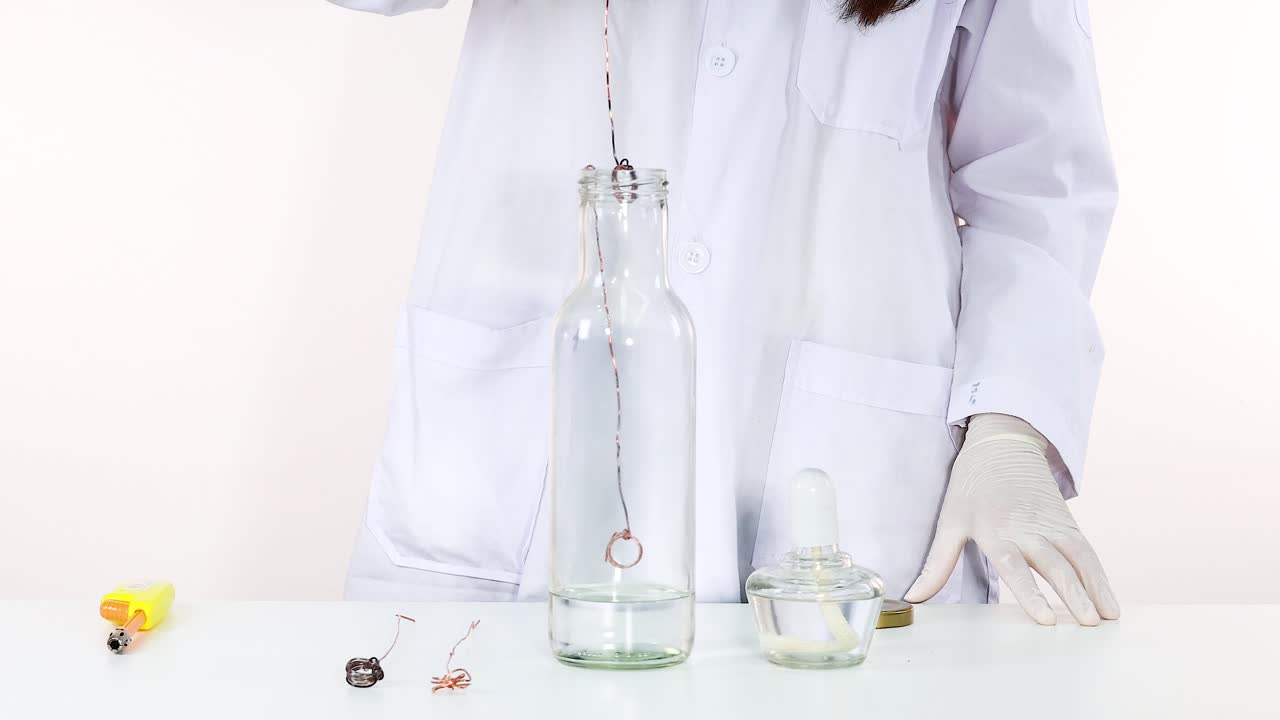 experimento que demuestra una reacción química con efecto de brillo