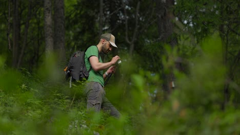 creador de contenido establece cámaras de acción para vlogging en el denso bosque