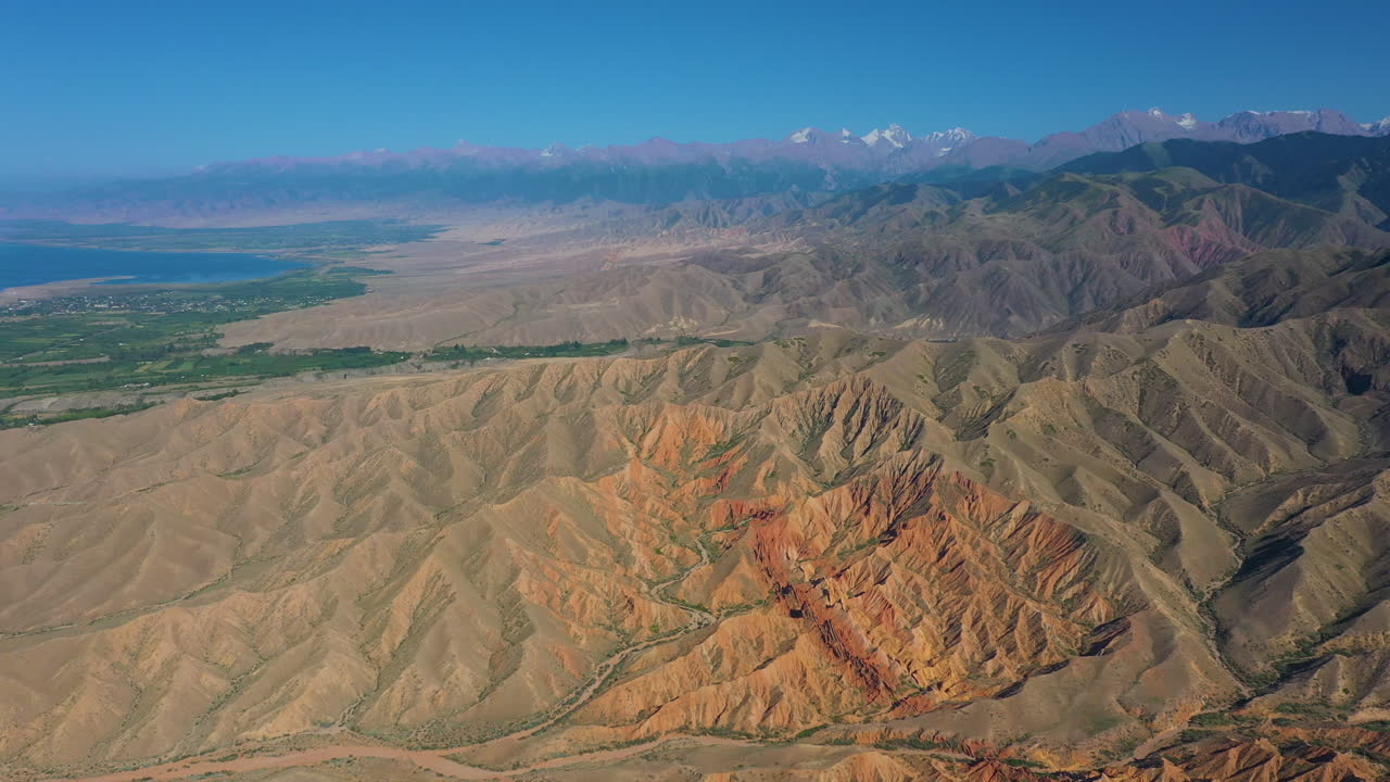 키르기스스탄 issyk-kul 호수 기슭에 있는 동화 같은 협곡의 멋진 조감도