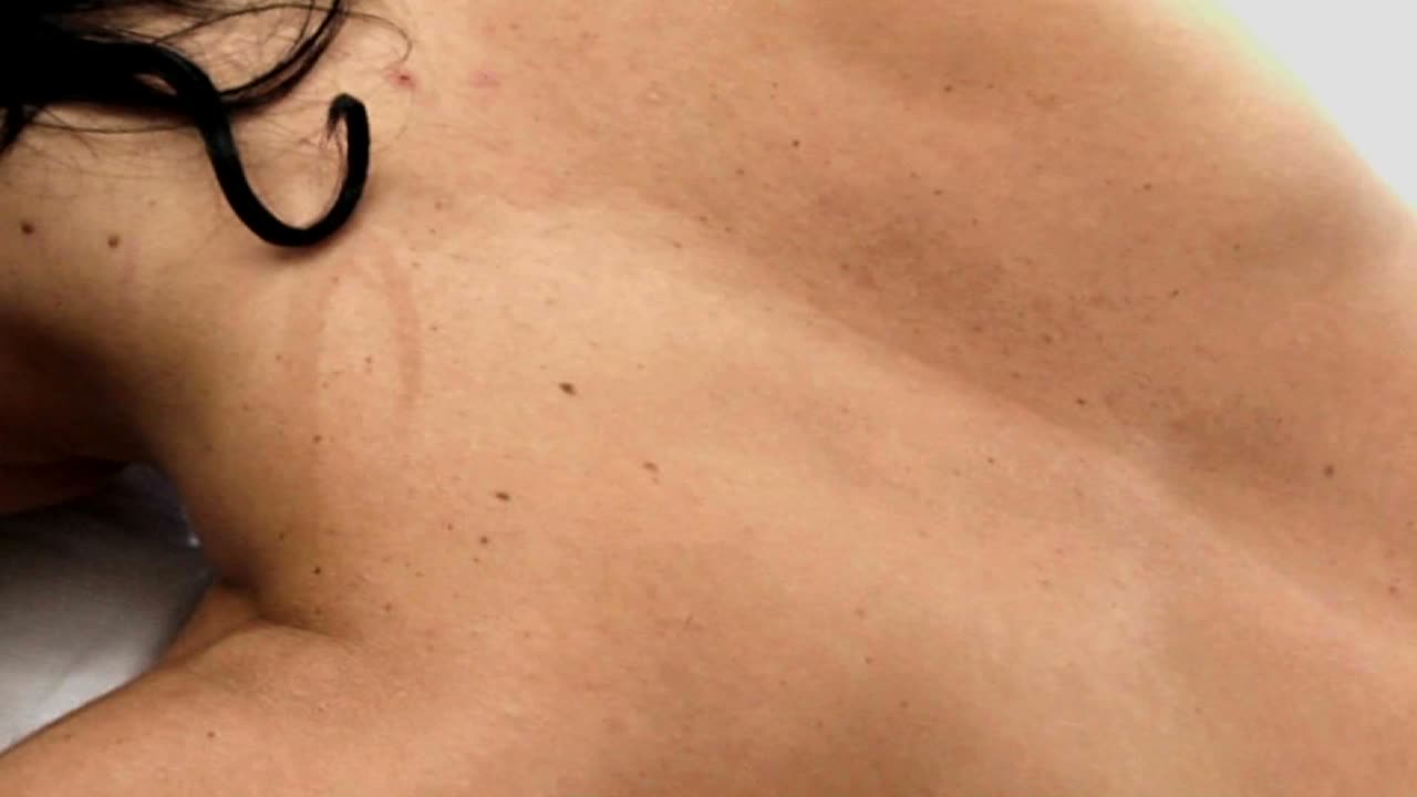 una mujer en bikini y sin top yace boca abajo 1