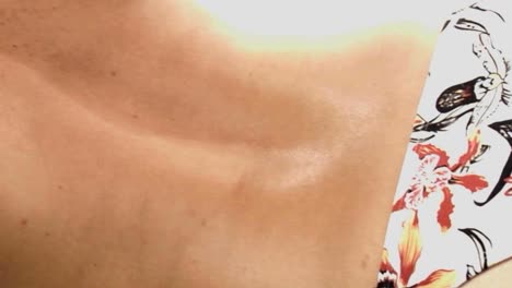 una mujer en bikini y sin top yace boca abajo 1