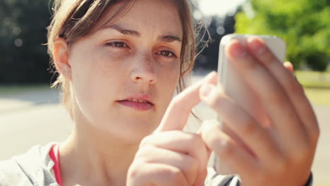 mujer enviando mensajes de texto al aire libre compartiendo fotos en las redes sociales