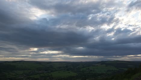 Ein-Kurzer-Zeitraffer-Eines-Bewölkten-Himmels-Im-Peak-District