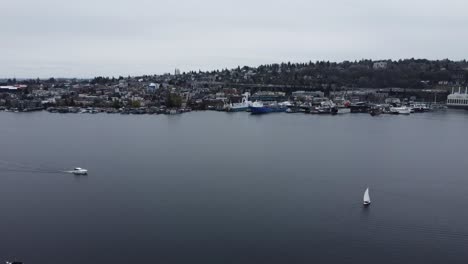 Boats-Move-through-Lake-Union,-Seattle