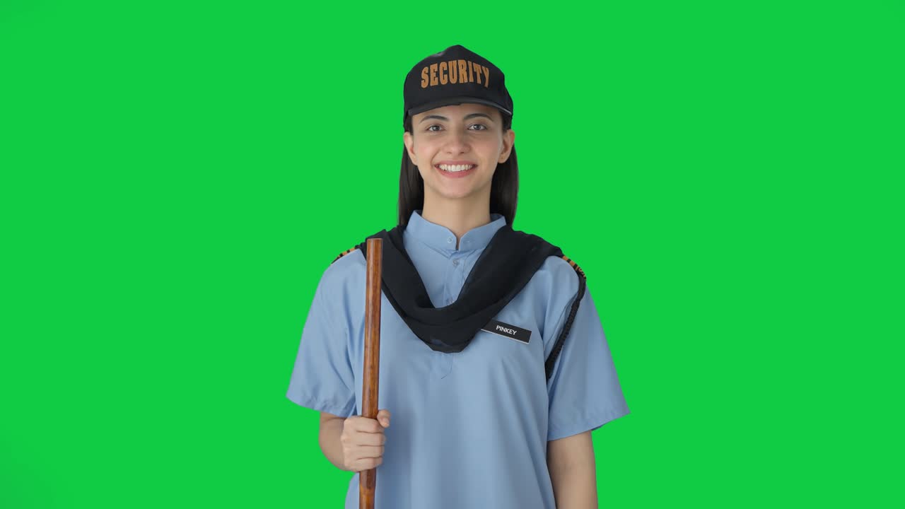 Guarda de segurança indiana feliz sorrindo Green screen