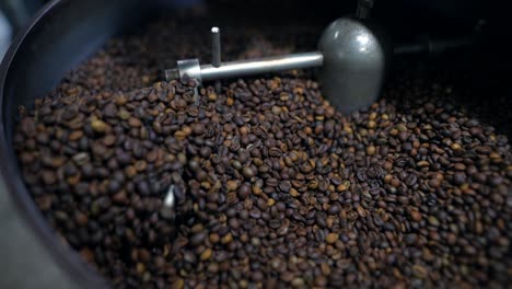 granos de café en una máquina de tostar