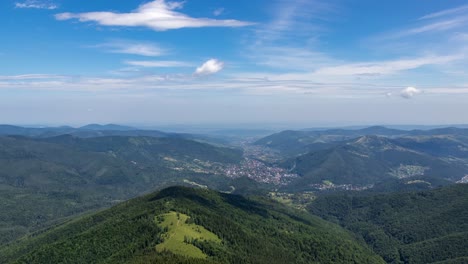 Zeitraffer-Eines-Sonnigen-Tages-Auf-Dem-Ukrainischen-Berggipfel-Mit-Wolkenbewegung