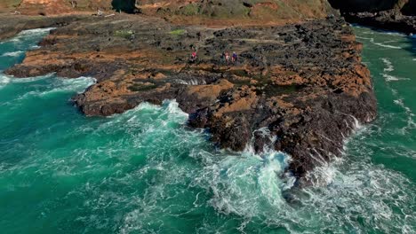 Ubicado-En-El-área-Escénica-De-Cabo-Perpetuo,-A-Solo-Tres-Millas-Al-Sur-De-Yachats-Oregon,-El-Pozo-De-Thor-Es-Un-Agujero-En-Forma-De-Cuenco-Excavado-En-La-Costa-De-Basalto-áspero.