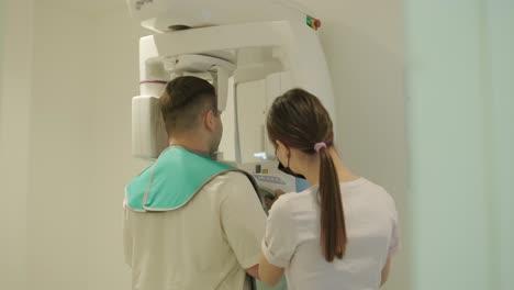 paciente sometido a una radiografía dental con un técnico