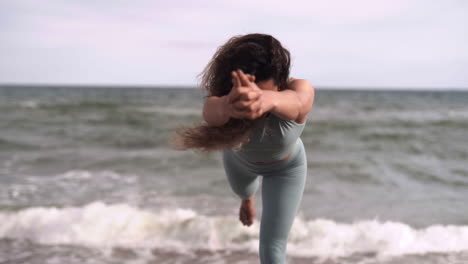 Yogi-Guru,-Der-Sich-Am-Strand-Von-Barcelona,-Spanien,-In-Einer-Gesunden-Pose-Niederwirft