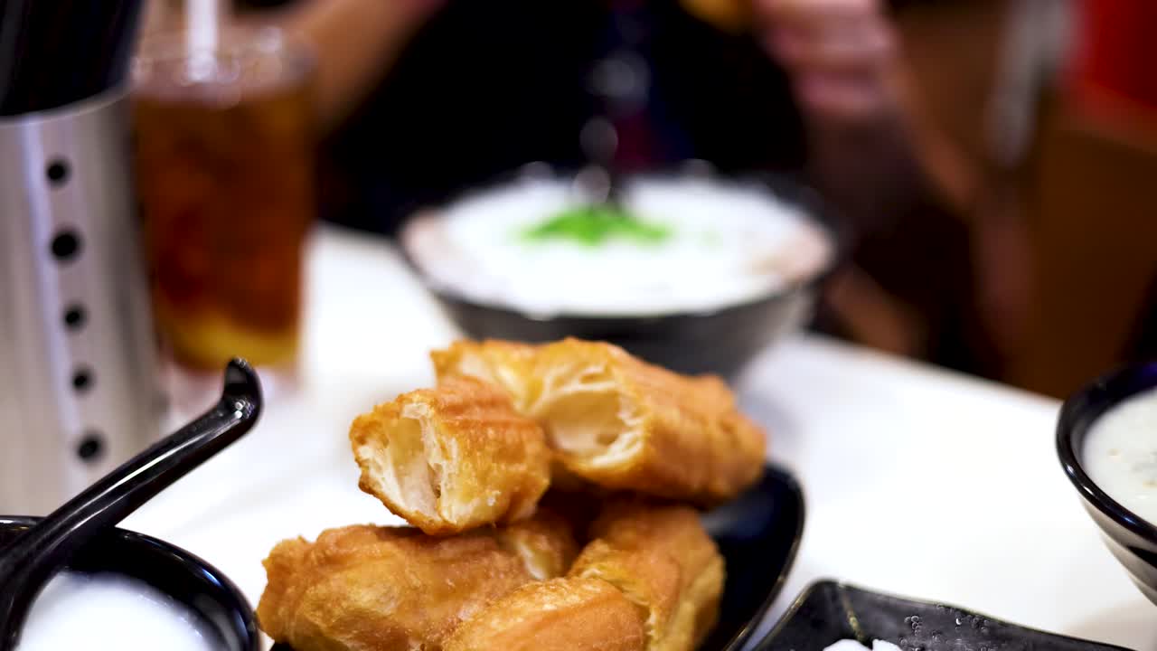 콘지와 함께 파오를 먹는 것