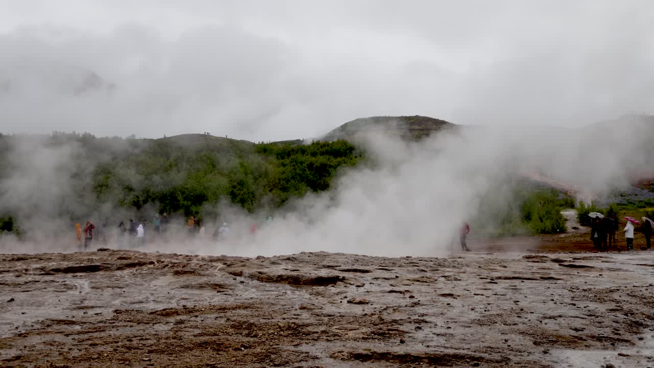 비디오 시간 경과로 골든 서클에 있는 아이슬란드 간헐천