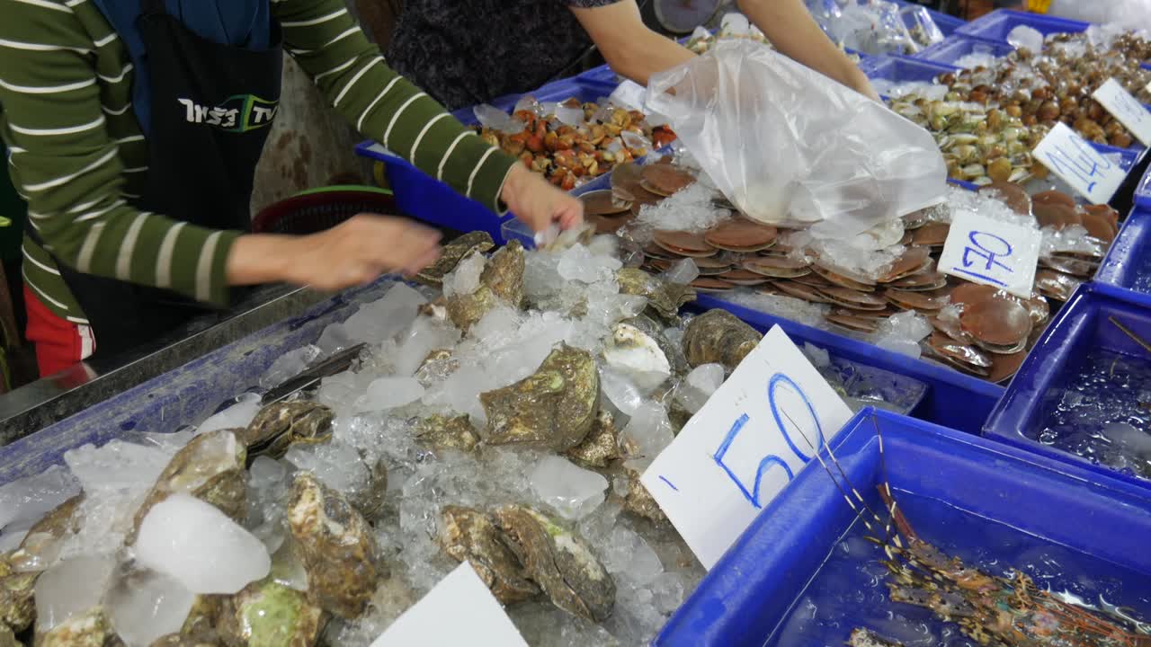 almejas frescas mariscos crudos pescado en hielo en el mercado de pescado de tailandia para la venta