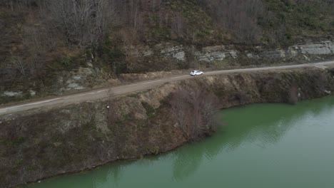 Coche-Blanco-Del-Lado-De-La-Presa