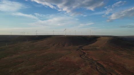 Panorama-Luftaufnahme-Eines-Windparks-Mit-Turbinen-In-Den-Hügeln-Von-Südaustralien