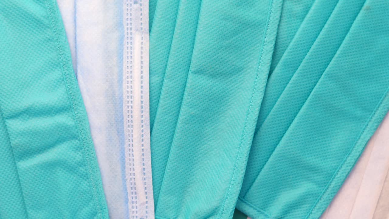 máscaras médicas apiladas